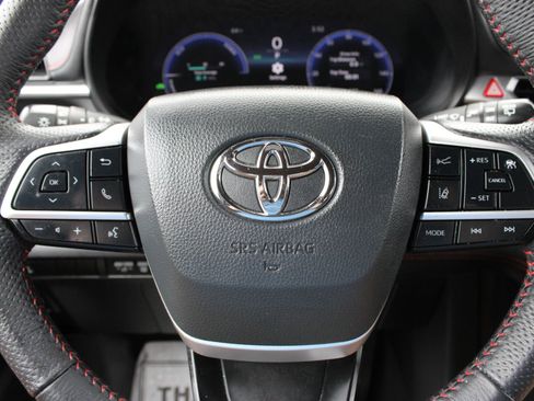 Used 2025 Toyota Sienna XSE w/ XSE Premium Package FWD image 23
