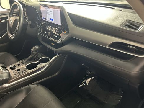 Used 2025 Toyota Highlander Platinum AWD/4WD image 28