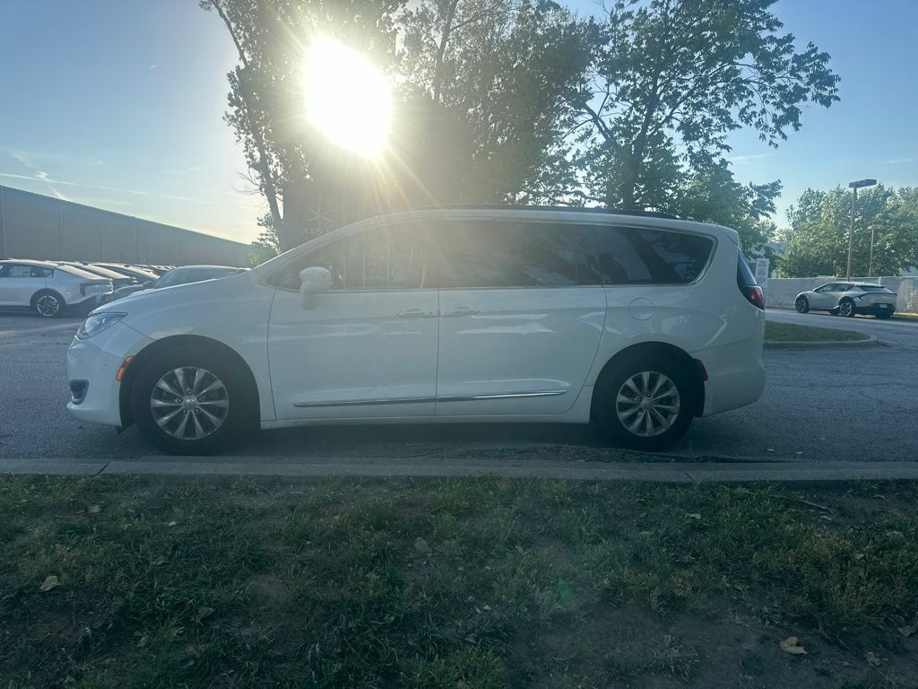Used 2017 Chrysler Pacifica Touring-L FWD image 7