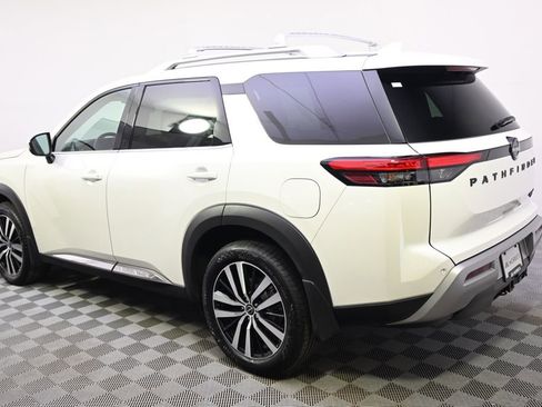 Used 2023 Nissan Pathfinder Platinum image 3
