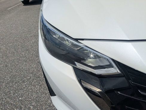 Used 2025 Nissan Sentra SR w/ SR Premium Package FWD image 10