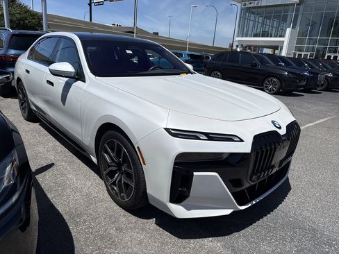 Used 2023 BMW 760i xDrive image 1