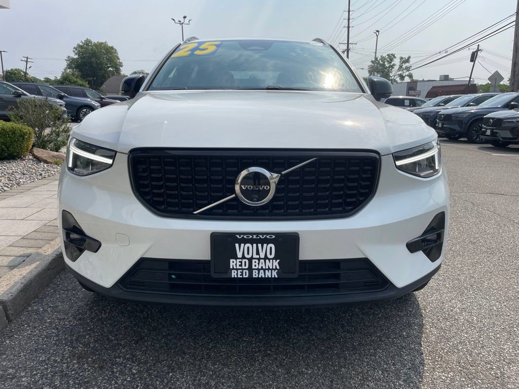 Used 2025 Volvo XC40 B5 Plus AWD/4WD image 8