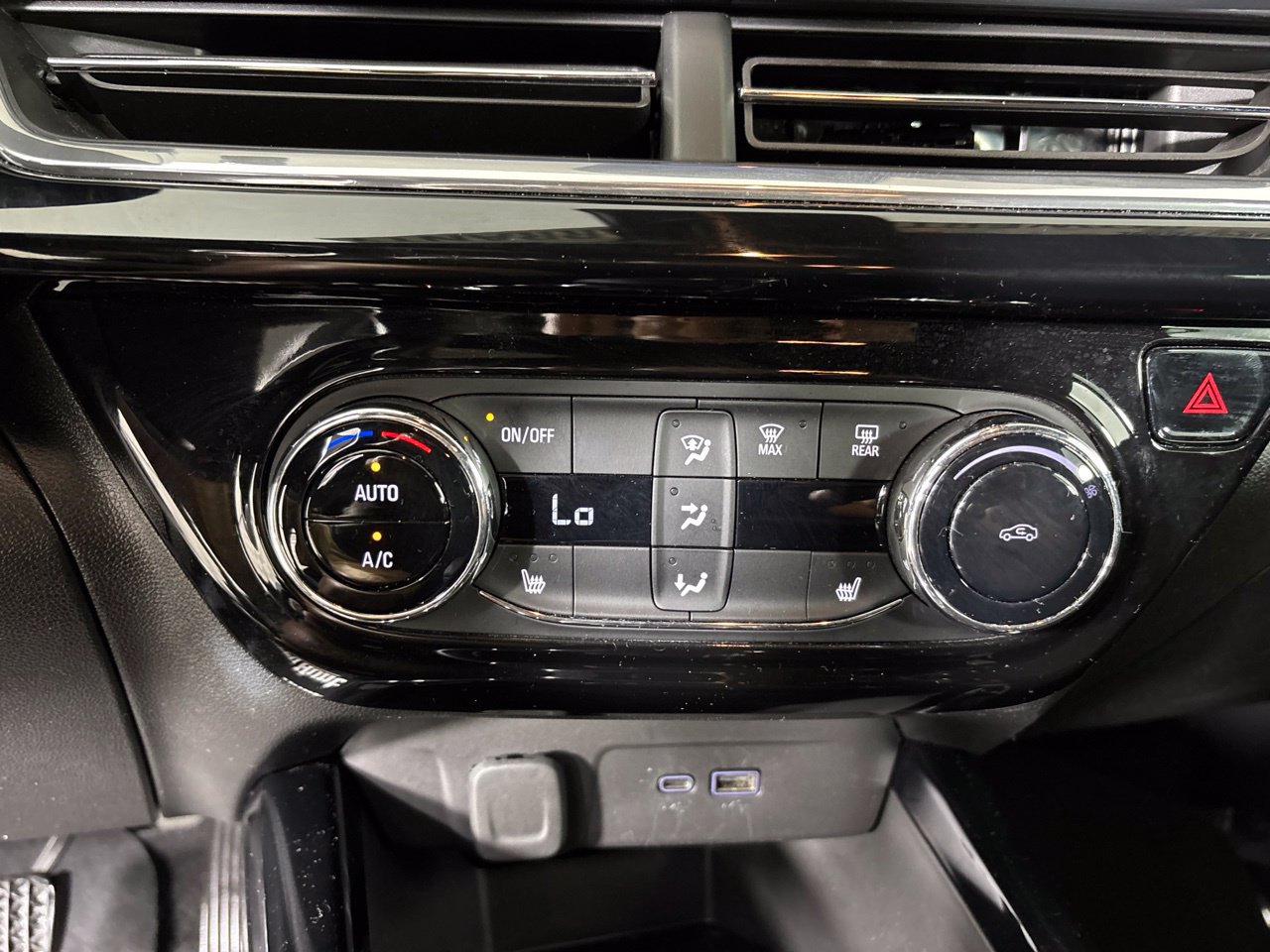 Used 2024 Chevrolet Trax RS FWD image 18