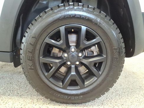 Used 2018 Jeep Cherokee Trailhawk w/ Comfort & Convenience Group AWD/4WD image 7