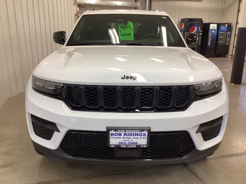 Used 2024 Jeep Grand Cherokee Altitude image 9