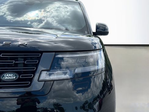 Used 2025 Land Rover Range Rover SE AWD/4WD image 9