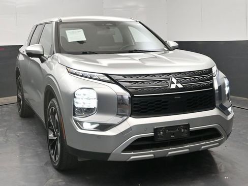 Used 2024 Mitsubishi Outlander SE FWD image 2