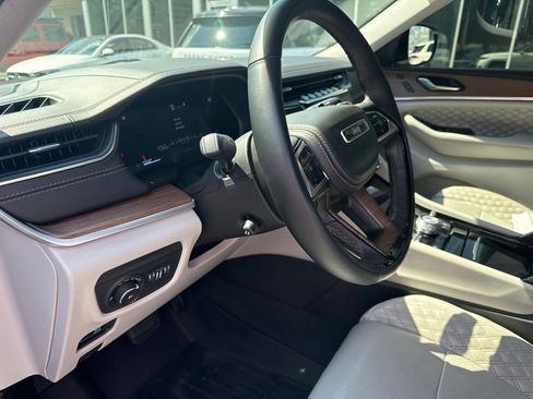Used 2022 Jeep Grand Cherokee L Summit w/ Luxury Tech Group V AWD/4WD image 26