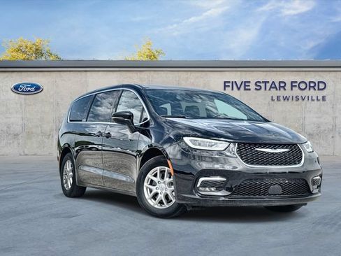 Used 2025 Chrysler Pacifica Select FWD image 1