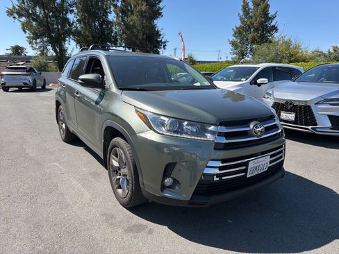 Used 2017 Toyota Highlander Limited Platinum AWD/4WD image 3
