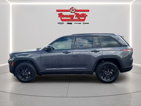 Used 2025 Jeep Grand Cherokee Altitude AWD/4WD image 2