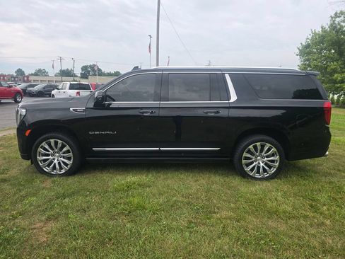Used 2022 GMC Yukon XL Denali w/ Denali Premium Package AWD/4WD image 4