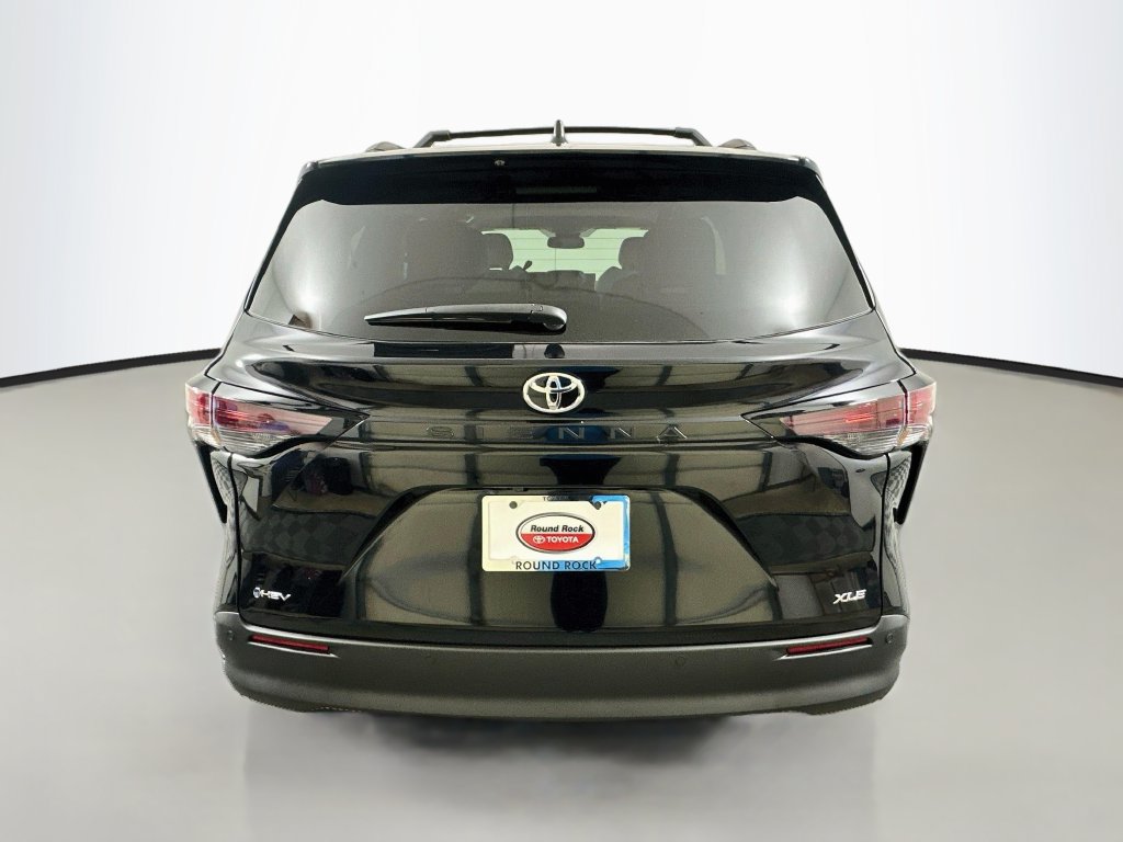 Used 2026 Toyota Sienna XLE FWD image 6