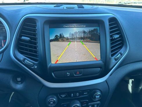 Used 2018 Jeep Cherokee Latitude Plus image 23