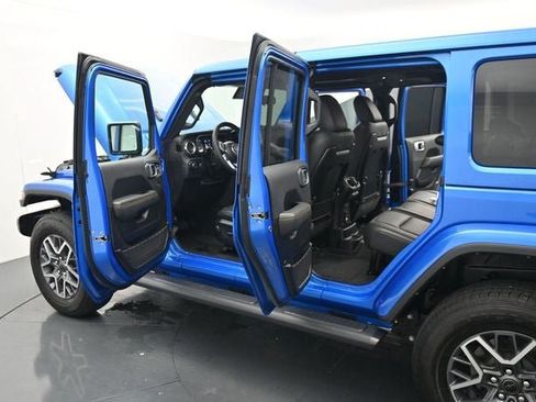 Used 2025 Jeep Wrangler Unlimited Sahara AWD/4WD image 17