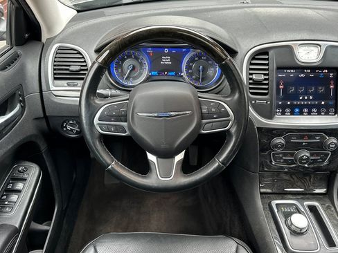 Used 2018 Chrysler 300 Limited image 18