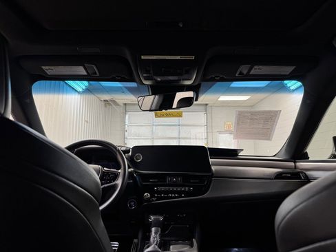 Used 2022 Lexus ES 300h F Sport image 19