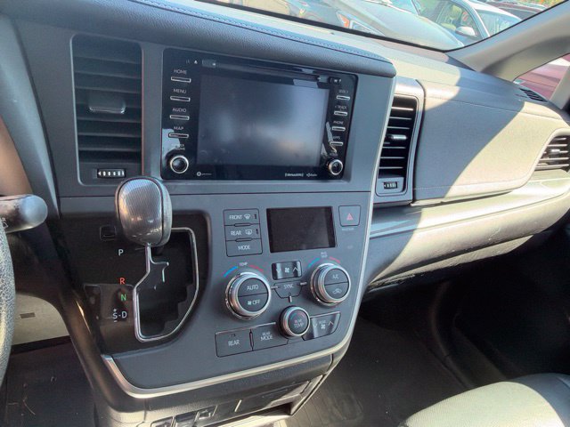 Used 2020 Toyota Sienna SE w/ Nightshade Edition FWD image 18