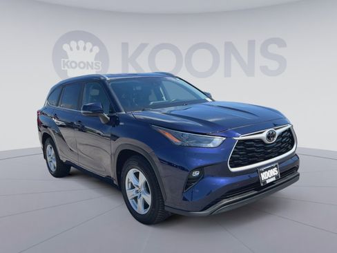 Used 2023 Toyota Highlander LE FWD image 4