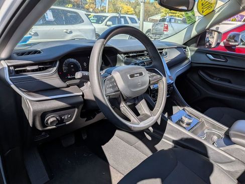 Used 2024 Jeep Grand Cherokee L Laredo image 11