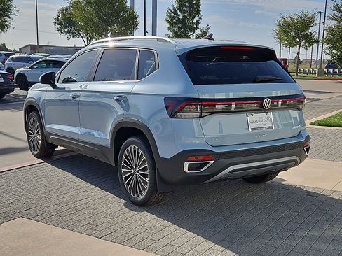 New 2027 Volkswagen Taos SE FWD image 6