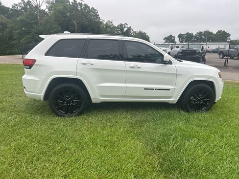 Used 2019 Jeep Grand Cherokee Altitude AWD/4WD image 9