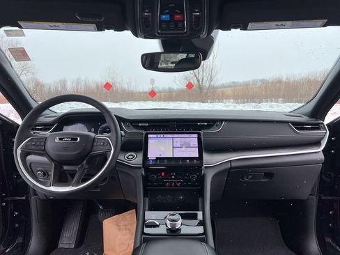 Used 2024 Jeep Grand Cherokee Limited w/ Black Appearance Package image 21