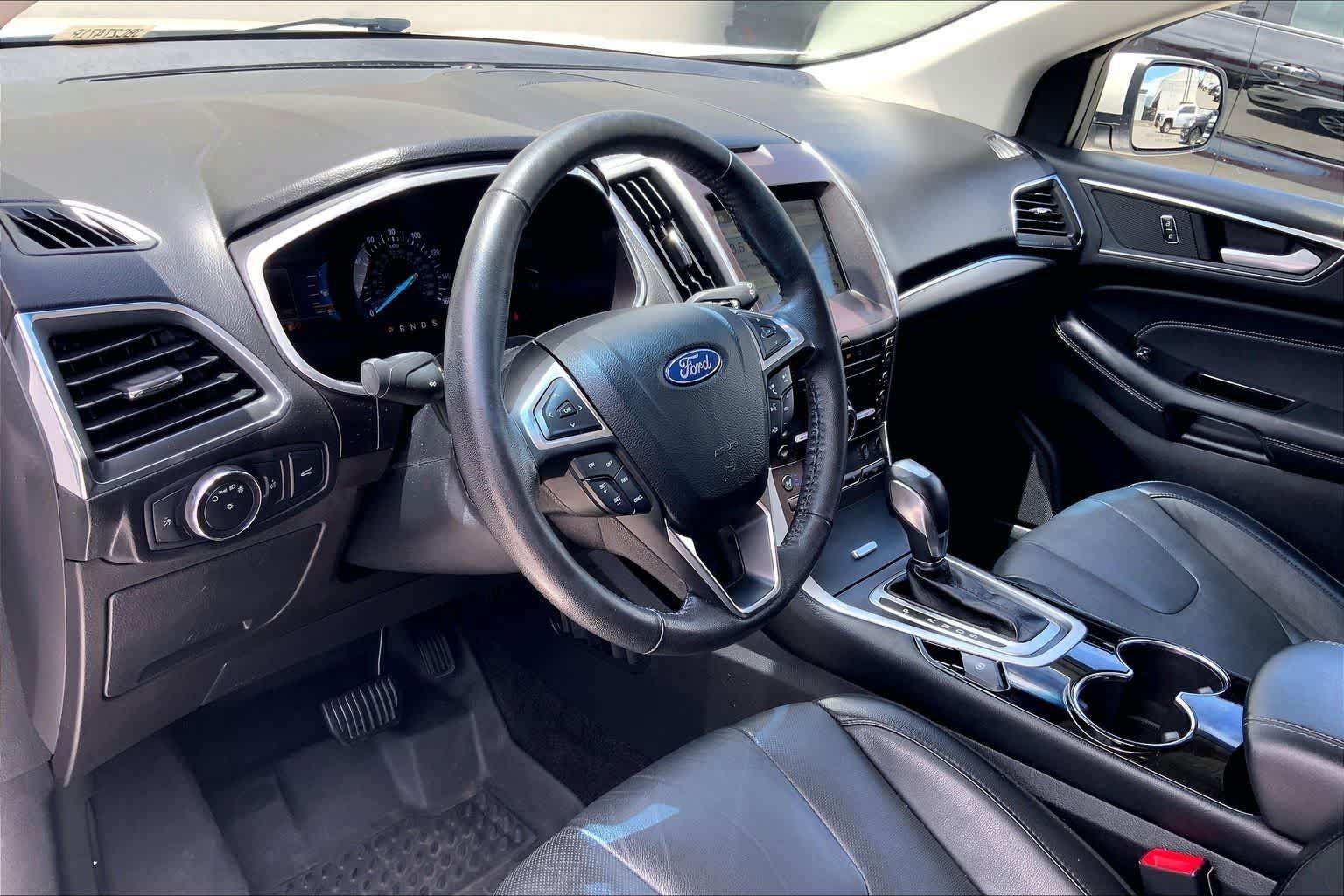 Used 2018 Ford Edge Titanium w/ Equipment Group 301A FWD image 2