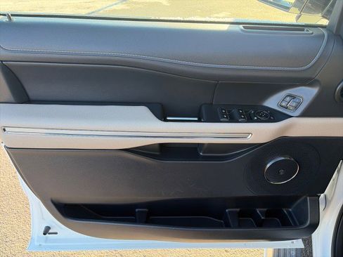 Used 2024 Ford Expedition Limited image 12