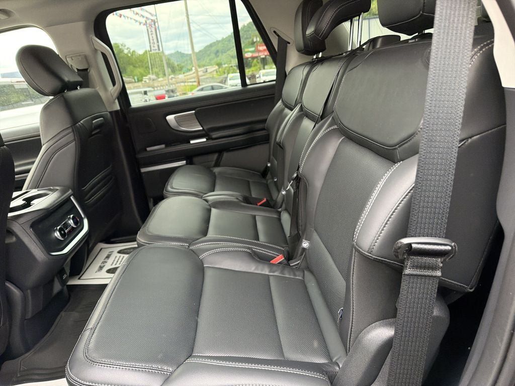 Used 2025 Ford Expedition Platinum w/ Driver's Package AWD/4WD image 13