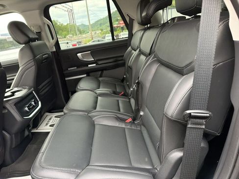 Used 2025 Ford Expedition Platinum w/ Driver's Package AWD/4WD image 13