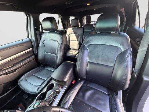 Used 2016 Ford Explorer XLT w/ Equipment Group 202A AWD/4WD image 13