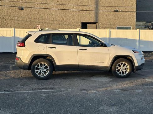 Used 2014 Jeep Cherokee Sport image 2