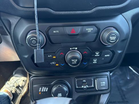 Used 2018 Jeep Renegade Limited w/ UConnect 8.4 Nav Group image 21
