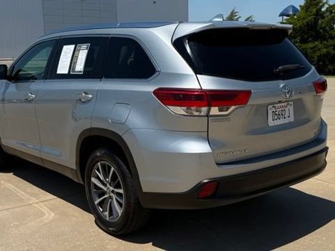Used 2019 Toyota Highlander XLE FWD image 6