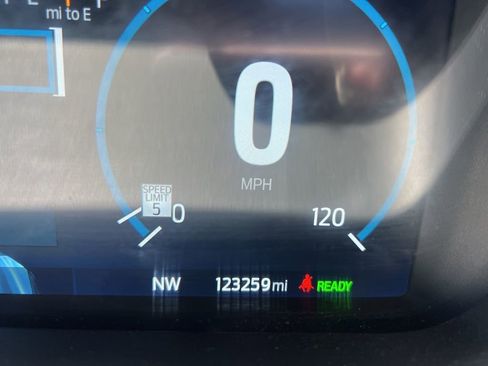 Used 2022 Ford F150 Lariat w/ Equipment Group 501A Mid image 4