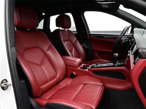 Certified 2023 Porsche Macan Turbo image 18