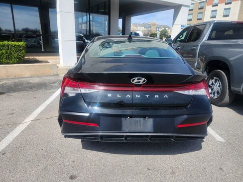 Used 2025 Hyundai Elantra SEL image 3