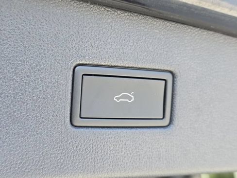 Used 2024 Volkswagen Tiguan SE FWD image 13
