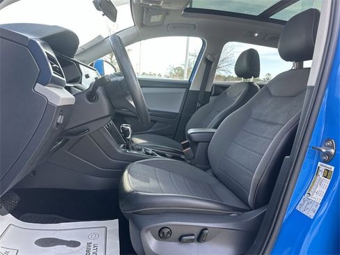 Used 2022 Volkswagen Taos SE w/ Panoramic Sunroof Package image 12