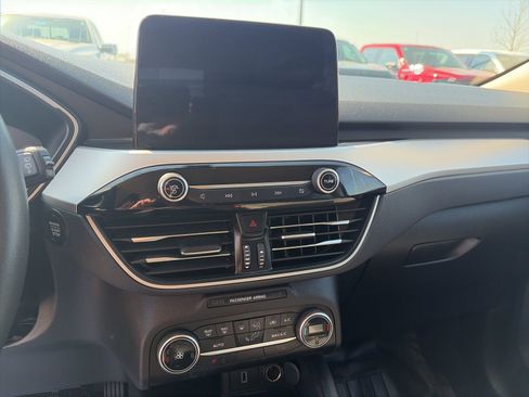 Used 2020 Ford Escape SE image 18