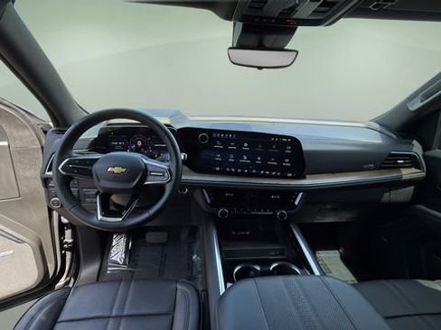Used 2025 Chevrolet Suburban High Country AWD/4WD image 16