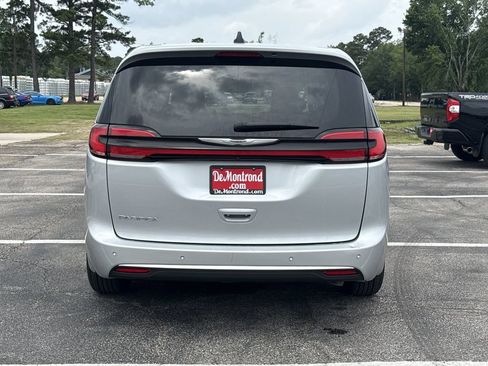Used 2024 Chrysler Pacifica Touring-L FWD image 6