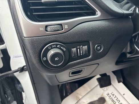 Used 2019 Jeep Cherokee Limited image 14