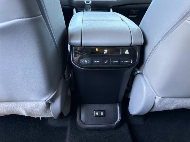 Used 2021 Toyota Highlander XLE FWD image 16