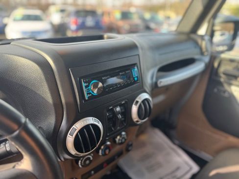Used 2017 Jeep Wrangler Unlimited Rubicon w/ Connectivity Group AWD/4WD image 34