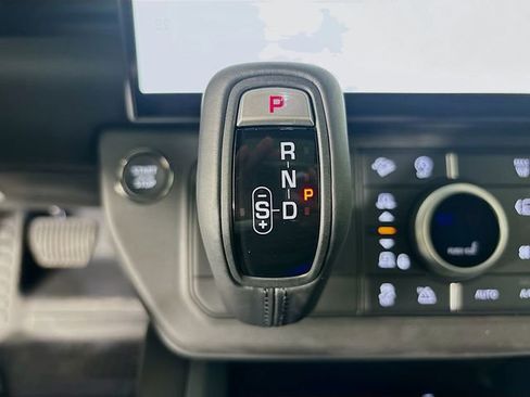 New 2026 Land Rover Defender 110 X-Dynamic SE AWD/4WD image 18