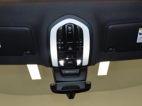 Certified 2026 Porsche Macan AWD/4WD image 31