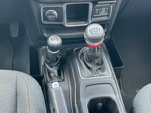 Used 2024 Jeep Gladiator Sport AWD/4WD image 18